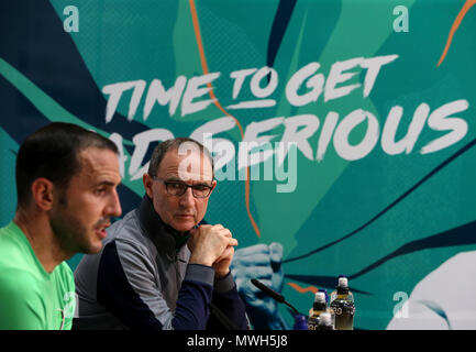 Republik Irland John O'Shea (links) und Martin O'Neill während der Pressekonferenz auf die FAI National Training Center, Abbotstown, Irland. Stockfoto