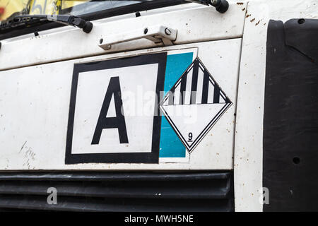 Reflektierende Kennzeichen ein Transport von Abfällen. Es ist auf besonders ausgerüstete Fahrzeuge, die dem Transport von Abfall und Müll installiert. 9. Höhe der Wa Stockfoto