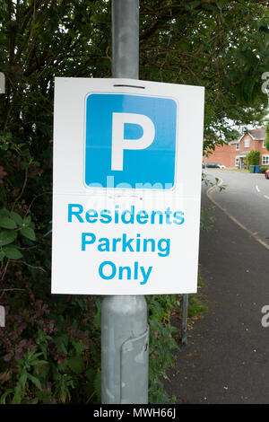 Ein Parkplatz Schild an einem Laternenpfahl, sagen, nur Anwohner parken. Stockfoto