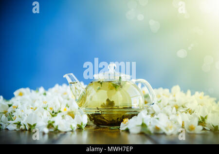 Tee mit jasminblüten in einer Teekanne aus Glas Stockfoto