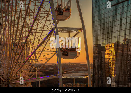 Riesenrad im Birmingham Hyatt Hotel bei Sonnenuntergang wider Stockfoto