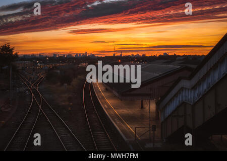 Sonnenuntergang über der Stadt Birmingham von Tyseley Bahnhof Stockfoto