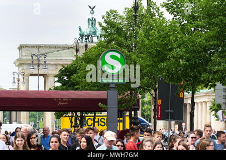 BERLIN, DEUTSCHLAND - 15. MAI 2018: Menschen rund um die S-Bahn S-Bahn station Brandenburger mit Brandenburger Tor im Hintergrund walkin am 15. Mai, 2. Stockfoto