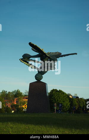 Shannon Kreisverkehr mit der Samenkapseln Skulptur von Wil Gilchrist Stockfoto