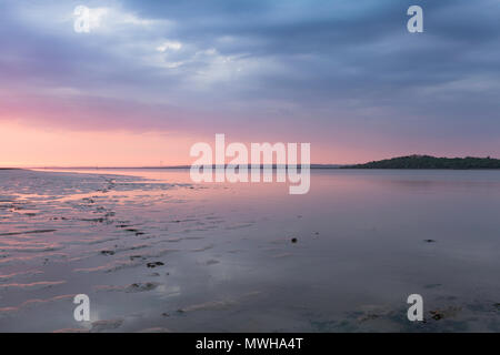 Rosa Sonnenuntergang von Oare Sümpfe Naturschutzgebiet mit Blick auf den Swale Mündung und der Insel Sheppey, Kent, Großbritannien. Stockfoto