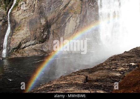 Wasser fallen in Enghien-les-Bains mit Regenbogen Stockfoto