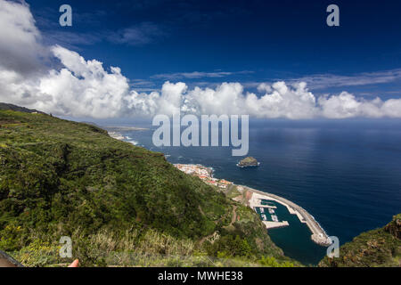 Blick auf den blauen Atlantik mit weißen Wolken aus grünen Hügel von Teneriffa Stockfoto