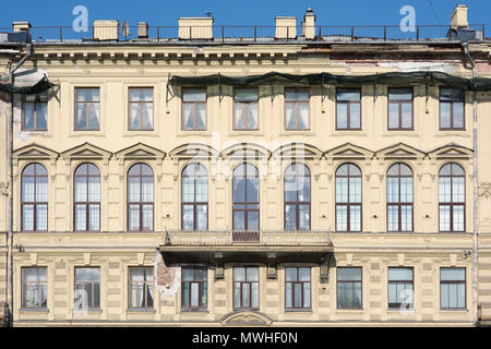 Fassade eines alten Gebäude mit großen Fenstern und verfallenen Mauern. Der Hintergrund Häuser Stockfoto