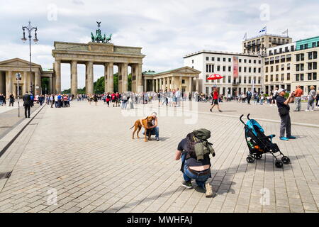 BERLIN, DEUTSCHLAND - 15. MAI 2018: Touristen fotografieren vor dem Brandenburger Tor - Brandenburger Tor am 15. Mai 2018 in Berlin, Deutschland. Stockfoto