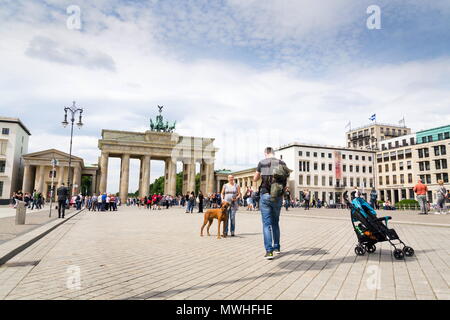 BERLIN, DEUTSCHLAND - 15. MAI 2018: Touristen fotografieren vor dem Brandenburger Tor - Brandenburger Tor am 15. Mai 2018 in Berlin, Deutschland. Stockfoto