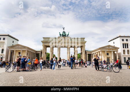 BERLIN, DEUTSCHLAND - 15. MAI 2018: Touristen fotografieren vor dem Brandenburger Tor - Brandenburger Tor am 15. Mai 2018 in Berlin, Deutschland. Stockfoto