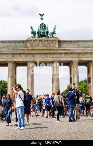 BERLIN, DEUTSCHLAND - 15. MAI 2018: Touristen fotografieren vor dem Brandenburger Tor - Brandenburger Tor am 15. Mai 2018 in Berlin, Deutschland. Stockfoto