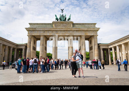 BERLIN, DEUTSCHLAND - 15. MAI 2018: Touristen fotografieren vor dem Brandenburger Tor - Brandenburger Tor am 15. Mai 2018 in Berlin, Deutschland. Stockfoto