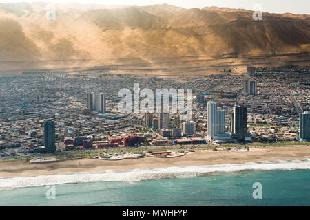 Luftaufnahme von Iquique, einem nördlichen Hafen in der Atacama-Wüste in Chile Stockfoto