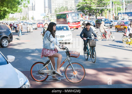 Frau, Radfahren, Sommer, Blumen, kurze, Rock, in, Mitte, der, Beijing, Peking, Hauptstadt, Stadt, Volksrepublik China, China, chinesisch, Asien, Asiatisch, Stockfoto