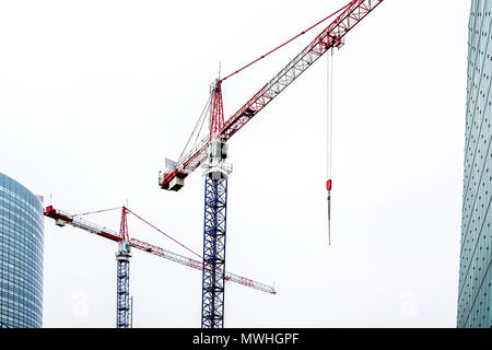 Krane im Stadtteil La Défense, Ile de France, Frankreich Stockfoto