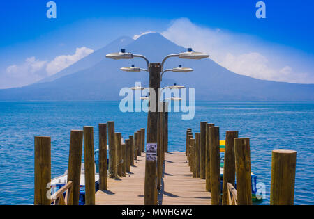 Landschaft Der Atitlan See mit einem Pier, die von Fischern in der Nähe von Panajachel verwendet Stockfoto