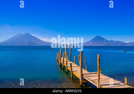 Landschaft Der Atitlan See mit einem Pier, die von Fischern in der Nähe von Panajachel verwendet Stockfoto