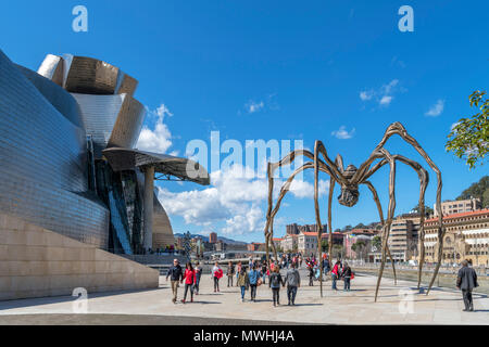Bilbao Guggenheim. Die riesenspinne Skulptur Maman, die von außerhalb des Guggenheim Museum, Bilbao, Baskenland, Spanien Louise Bourgeois Stockfoto