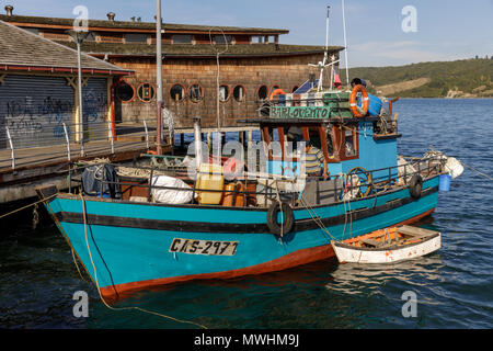 Dalcahue, Chiloé, Chile, 2018: ein Fischerboot Docks im Hafen. Stockfoto