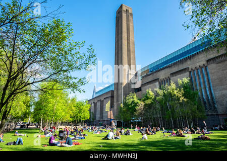 Blick auf Menschen auf Gras außerhalb der Tate Modern Museum in Southbank, London, England, Großbritannien Stockfoto