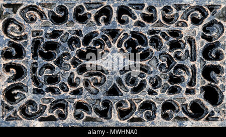 Alt, vintage Metall Hintergrund von Openwork Schmiedeeisen. Rost für Abwasser. Stockfoto