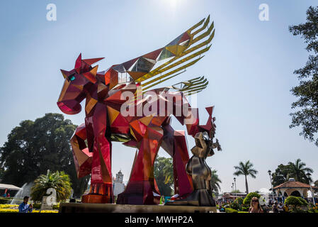 Pferd mit Flügeln Skulptur im öffentlichen Raum, Santa Maria del Tule, Oaxaca, Mexiko Stockfoto