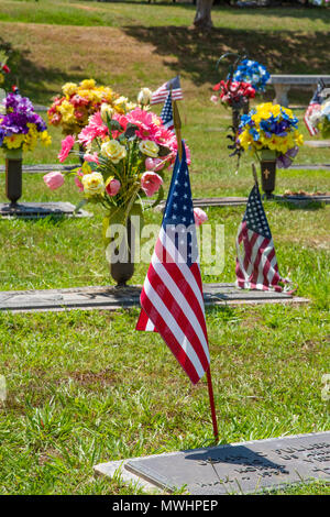 HAUGHTON, LA, USA - 28. MAI 2018: Fahnen und Blumenarrangements schmücken die Gräber von Kriegsveteranen. Stockfoto