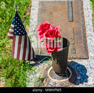 HAUGHTON, LA, USA - 28. MAI 2018: Fahnen und Blumenarrangements schmücken die Gräber von Kriegsveteranen. Stockfoto