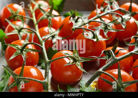 Nahaufnahme von gebackenen Kirschtomaten in Backblech Stockfoto