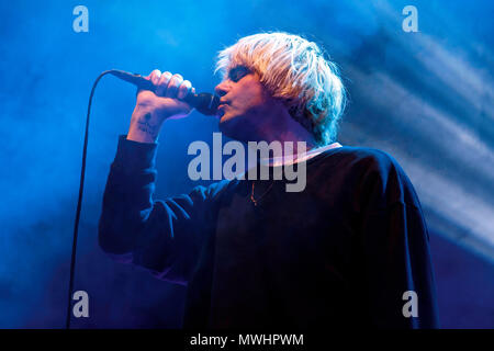 Tim Burgess, Sänger von Manchester indie Band die Scharlatane, die live auf der Bühne. Tim Burgess live, Tim Burgess Sänger, die scharlatane Leben. Stockfoto