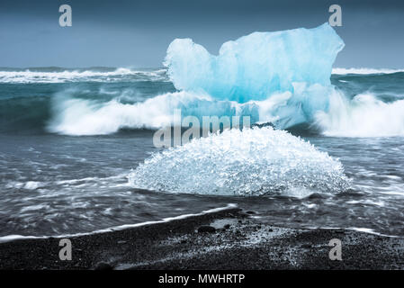 Longexposure Bild von zwei eisberge an Diamond Beach am Jökulsárlón Stockfoto