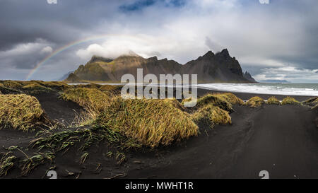 Es regnete den ganzen Tag lang… Seit zwei Tagen! Wo wir gerade versucht, unser Glück und ging zu Stokksnes das Vestrahorn zu sehen und es funktionierte. Es war ein v Stockfoto