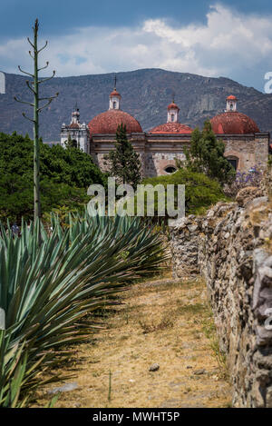 Mitla, Kirche San Pedro Blick von der präkolumbianischen archäologischen Stätte der Zapoteken Kultur, Oaxaca, Mexiko Stockfoto