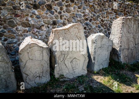 Monte Alban, einer Präkolumbianischen archäologischen Stätte, Steinbildhauerei einer Tänzerin Steinbildhauerei in der Plaza der Tänzer, Oaxaca, Mexiko Stockfoto