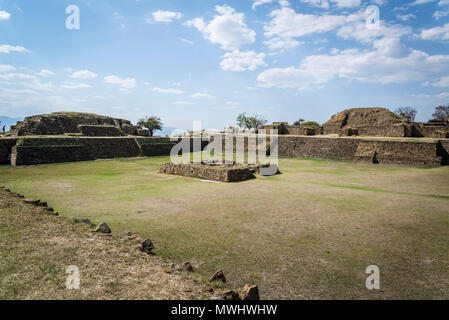 Monte Alban, einer Präkolumbianischen archäologischen Stätte, versunkenen Terrasse, Oaxaca, Mexiko Stockfoto