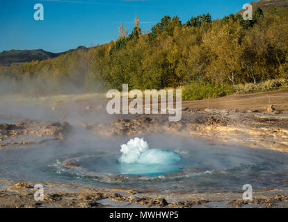 Eruption des Strokkur Geysir im Geysir, Island Stockfoto