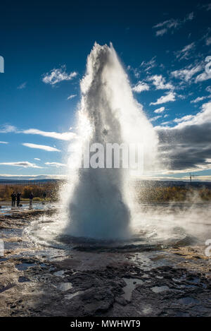 Eruption des Strokkur Geysir im Geysir, Island Stockfoto