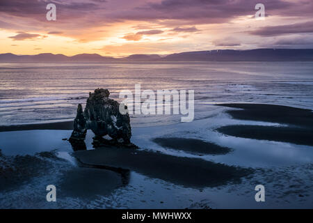 Berühmte hvítserkur Felsformation an der Küste von North Island Stockfoto