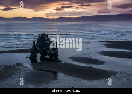 Berühmte hvítserkur Felsformation an der Küste von North Island Stockfoto