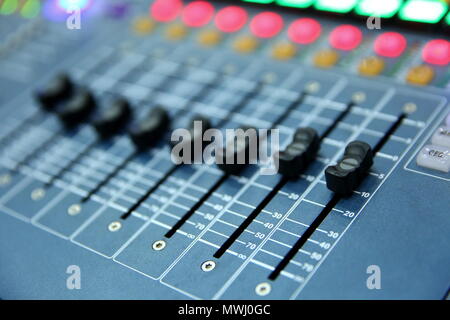 Eine professionelle Musik console bezeichnet eine Audio Mixer verwendet Konzerte und andere musikalische Veranstaltungen bekannt zu machen. Stockfoto