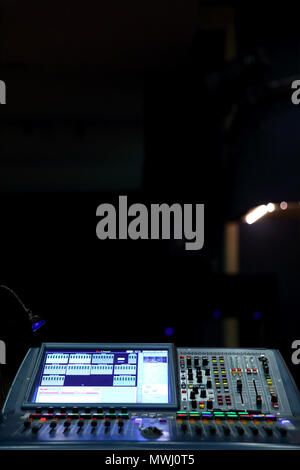 Eine professionelle Musik console bezeichnet eine Audio Mixer verwendet Konzerte und andere musikalische Veranstaltungen bekannt zu machen. Stockfoto