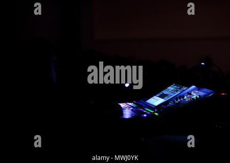 Eine professionelle Musik console bezeichnet eine Audio Mixer verwendet Konzerte und andere musikalische Veranstaltungen bekannt zu machen. Stockfoto