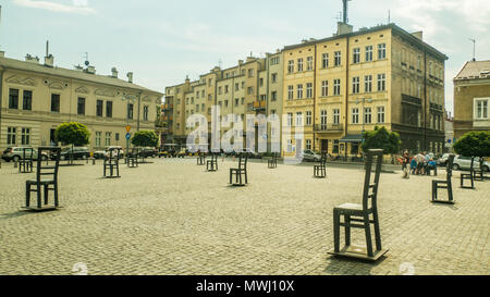 Jüdische Gedenkstätte von 33 Eisen und Bronze Stühle im Ghetto Hereos Square, ehemals Plac Zgod, Zentrum des alten Jüdischen Ghetto im Zweiten Weltkrieg. Stockfoto