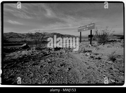 Death Valley Kalifornien USA Death Valley ist eine Wüste Tal im Osten von Kalifornien gelegen, im nördlichen Mojave Wüste am Rande der Great Basin Wüste. Es ist einer der heissesten Orte auf der Welt, auf der Höhe von Sommer zusammen mit Wüsten im Nahen Osten. Der Death Valley Badwater Basin ist der Punkt, der die kleinste Höhe in Nordamerika, bei 282 Fuß (86 m) unter dem Meeresspiegel. Dieser Punkt ist 84,6 Meilen (136,2 km) ost-südöstlich von Mount Whitney, der höchste Punkt der aneinandergrenzenden Staaten der USA mit einer Höhe von 14,505 Fuß (4.421 m).[4] im Tal des Todes Furnace Creek hält die Aufzeichnung Stockfoto