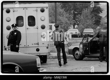 Detroit Michigan USA. 1988 bewaffneten Polizisten reagieren auf eine Schiesserei in den armen nördlichen Bereich von Detroit. Detroit ist eine wichtige Hafenstadt am Detroit River, einem der vier großen Straße, dass die Grossen Seen auf die Saint Lawrence Seaway verbinden Stockfoto