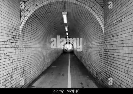 Fußgänger- und Fahrradtunnel aus weißem Backstein, Leeman Road, York, North Yorkshire, England, VEREINIGTES KÖNIGREICH. Stockfoto