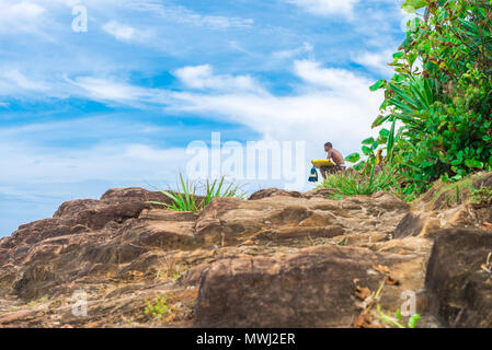 Itacaré, Brasilien - Dezember 6, 2016: Surfer beobachten die Wellen an der wilden Küste in Itacare. Stockfoto