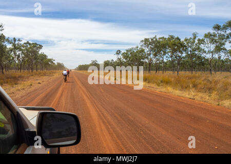 Zwei Radfahrer, Mountain Bikes und Support Fahrzeuge in der Gibb Challenge 2018 auf der Gibb River Road Kimberley WA Australien. Stockfoto