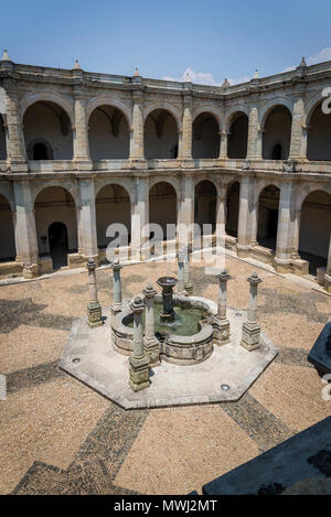 Museum der Kulturen von Oaxaca, dem ehemaligen Kloster Santo Domingo de Guzman, zentralen Innenhof mit Springbrunnen, Oaxaca, Mexiko Stockfoto